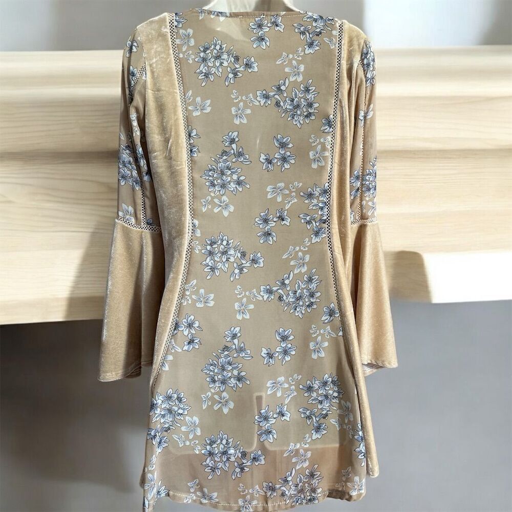 POL Beige Velvet Blue Sheer Floral Blouse Deep V-Neck Long Bell Sleeve Blouse - Picture 4 of 9